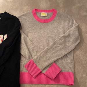 Säljer dessa två fromfuture tröjor som inte kommer till stor användning längre. Den rosa, grå har ett litet hål som ni kan se på sista bilden. Men det finns inte andra defekter till spår av användning. Skriv till mig vid intresse av någon tröja.