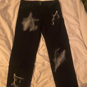 Black Lightning ” Loose Fit ” Jeans  - Riktigt feta jeans från BooHoo i loose fit, alltså lite bredare jeans. Strlk: 32x32, GRATIS FRAKT! 📦 🚚 