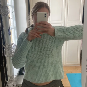Stickad tröja - Stickad tröja från Gina Tricot! Perfekt färg nu inför våren. Nypris 399 kr! Hör av er om ni vill ha fler bilder eller frågor💞✨