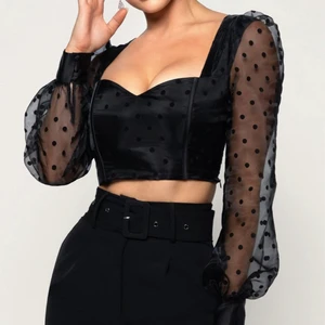 Top, XXS - Säljer denna top som jag aldrig har använt i storlek XXS, prislapp sitter även kvar. Köpte den för 544kr men säljer den för 400kr plus frakt. (pris kan diskuteras) 🥰