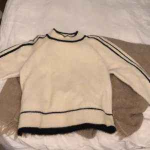 Mango tröja i vitt och svart  - En jättesnygg mango tröja som är mjuk och skön. Använd fåtal gånger😊 Köparen står för frakten