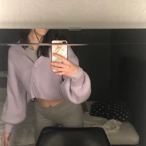 Lila kofta ifrån ginatricot  - En väldigt snygg lila kofta som är ifrån ginatricot! Säljer denna pga att den inte kommer till användning ( använt max 2 gånger). Tror inte den säljs mer eftersom jag inte hittar den på nätet, en vanlig ljus lila kofta som man även kan ha som en off shoulder tröja! Original pris 350 kr ( obs köparen står för frakten) 