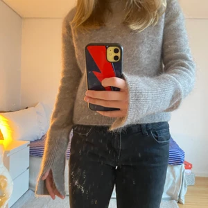 Stickad tröja med slits  - Säljer denna jätte finna tröja från HM ❤️ då den inte kommer till användning längre❣️är nästan helt säker på att den är slutsåld💗 man kan se slitsen bättre på bild 2 💜om det är fler intresserad startar jag en budgivning.