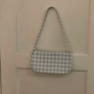 Brandy Melville väska - Jätte fin väska från brandy Melville! Helt ny och aldrig använd, och dessutom är den är slutsåld här i Sverige! Den har en jättefin Blom-detalj på insidan och den är väldigt trendig!💗Nypris: 28€(297kr)💗