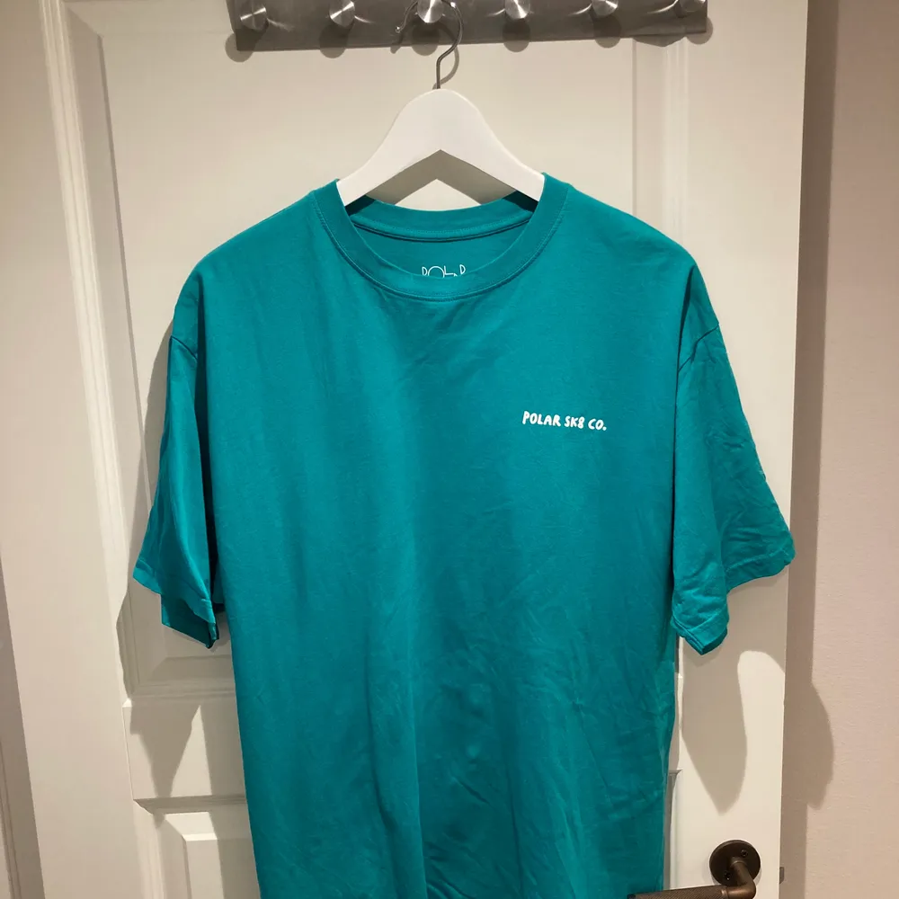 T-shirt från polar sk8 med kul tryck! Strl M! Sparsamt använd. 💙 grön/blå färg. T-shirts.