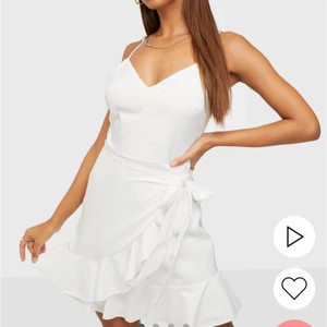 Klänning från Nelly - Super gullig klänning från Nelly som passar perfekt till Studenten😊 använd en gång, så gott som ny. Storlek 38, men känns som en 36. 