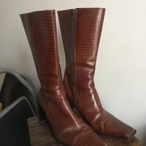 Boot - Mina älsklingar är för små för mig runt vaden. Jag har ganska stora vader och har problem med att hitta skor men köpte dessa och dom har stått på en hylla som prydnad för dom e så fk fina. Storlek 37 och passar alla som provat utom mig. Med sorg i hjärtat säljer jag nu. 