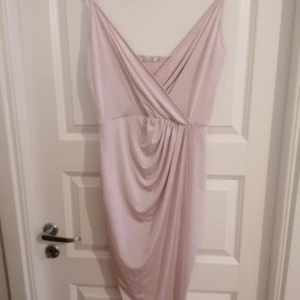 Klänning  - Fin klänning, knappt använd 
