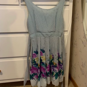 Klänning  - Blommig klänning använd 1 gång storlek xs