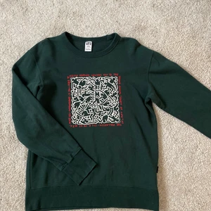 Sweatshirt keith haring - Supersnygg mörkgrön sweatshirt i jättebra skick från uniqlos kollektion med Keith haring💚 Storlek S (true to size!) •Köparen står för frakt och betalning sker via swish•