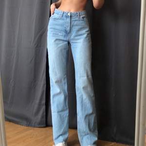 Supersnygga raka nakd jeans i storlek 36💕 Säljer pga av att jag inte använder de längre☺️ Säljer för 100kr + frakt, priset kan diskuteras 😇