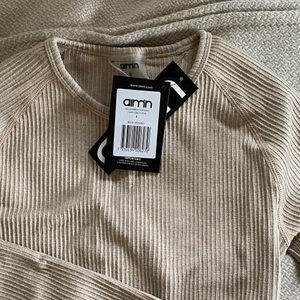 Ribbad långärmad Aim’n top  - Säljer helt ny och oanvänd. 