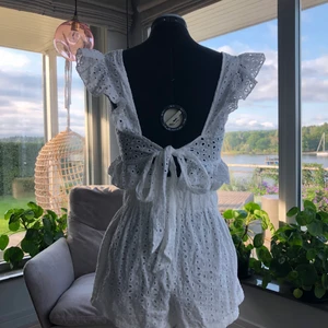 Fint vitt set! - Fint vitt set med knytning i ryggen! Skulle säga att den passar XS-M då man kan justera ropen och byxorna är elastiska!❤️ 150 för båda eller 90 för en av dem