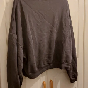 En tröja i storlek xl från Nelly - En ganska pösig passform har tröjan. Köpt på nelly i storlek XL. Använd fåtal gånger 