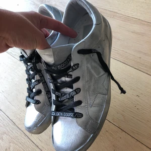 Golden goose limited edition sneakers - Inprincip helt oanvända golden goose sneakers. Fick de i födelsedags present men de är lite för stora för mig därför jag säljer. As snygga o trendiga till hösten. Ny pris 5700kr. Pris kan diskuteras