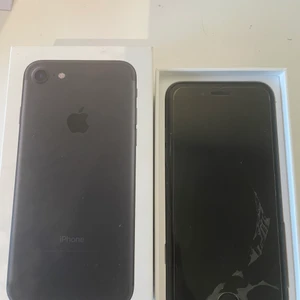 iPhone 7  - iPhone 7 med flertal sprickor, men inget som påverkar mobilens funktion eller touchskärm. Batterihälsa:86% och GB: 16. Ideal of Sweden skal medföljer. Priset går att diskutera vid snabb affär