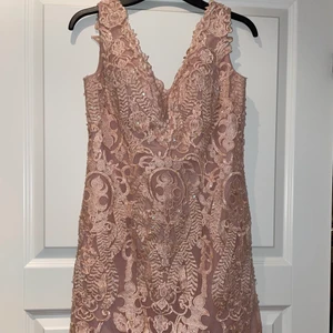 Klänning - Klänning storlek 38