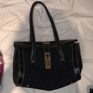 Väska - Snygg väska köpt second hand!