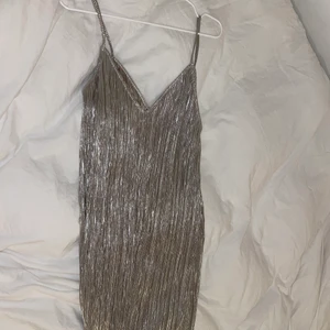 & other stories klänning  - Rak plisserad bronze klänning från & other stories. Endast använd 1 gång. Rak löspassande passform, knälång 