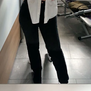 Nakd jeans - Säljer ett par riktigt snygga raka jeans från nakd! Säljs då de inte kommer till användning🥰 storlek 38 går ner till foten på mig som är 167