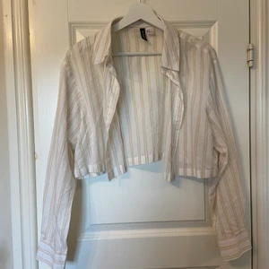 Croppad skjorta  - Croppad skjorta i fint skick