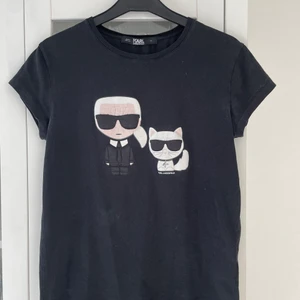 Karl Lagerfeld - Söt tisha fr Karl Lagerfeld. Stl xs. Fint o fräscht skick!
