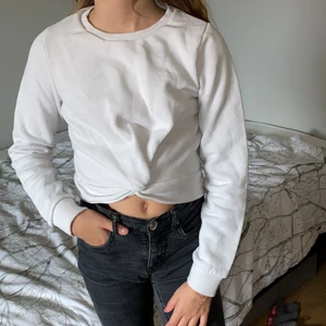 Vit tröja  - Storlek: Xs, väldigt bra skick, passar bra till alla jeans, använd några gånger, köptes 2018-2020