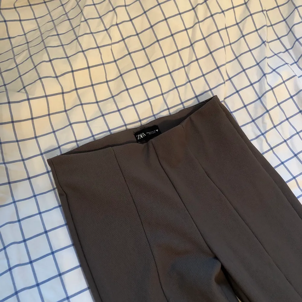 Grå/bruna byxor ifrån Zara, storlek M. Aldrig använda, nyskick. Köparen står för frakt. . Jeans & Byxor.