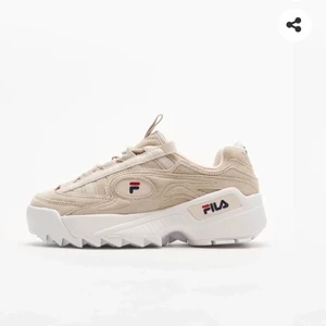 Filasskor - Snygga skor från fila i storlek 39. De är helt oanvända och enbart testade. Säljer pga att de tyvärr inte passade mig. Skriv så skickar jag egen bild på dem. Kör budgivning!