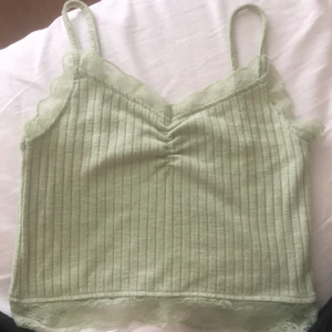 Linne med spets - Jätte fin grön topp, säljer då jag inte får användning av den. Super bra kvalite.⭐️