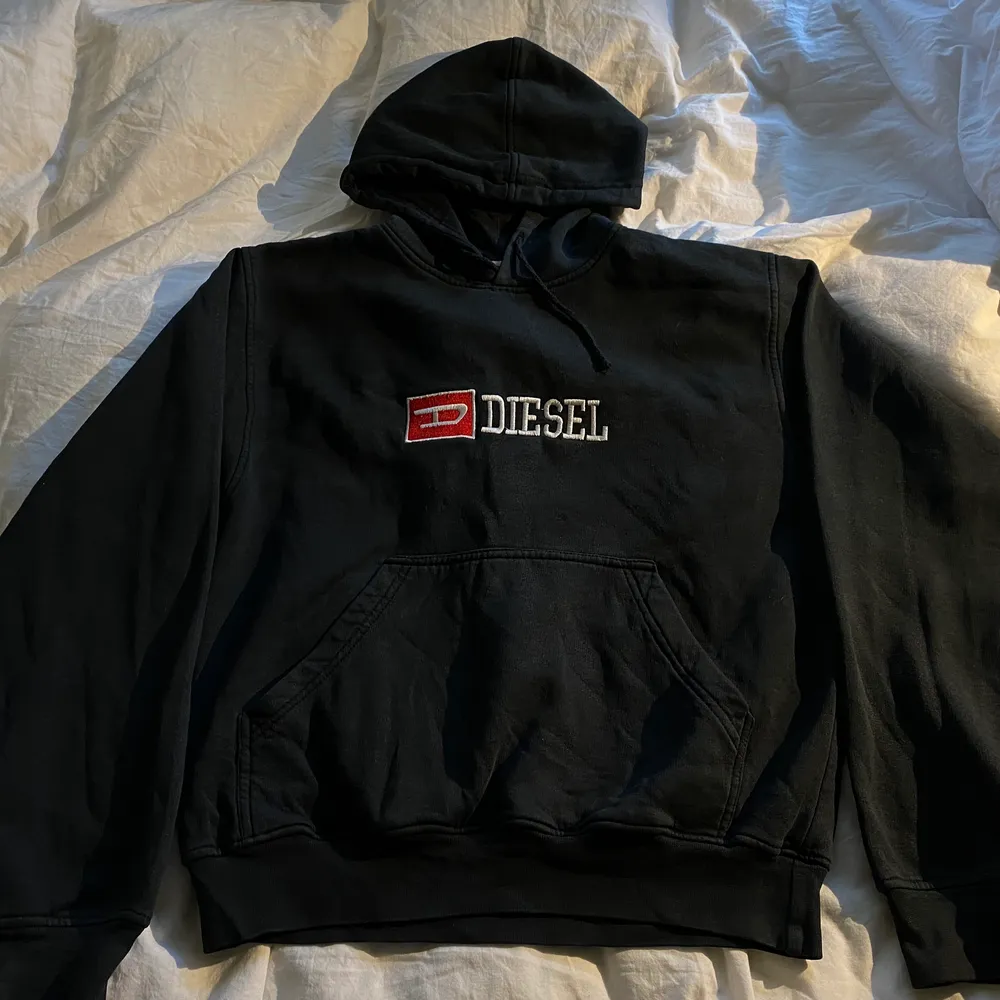 Snygg lite oversized svart hoodie ifrån diesel! Köpt på humana men den har knappt kommit till användning:) Bra skick ända problem för mig är att 