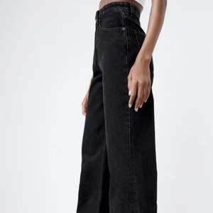 Zara vida jeans - Vida jeans från zara, avklippta så de passar någon runt 165-175 men går även att klippa mer såklart❤️ de är i nyskick! pris kan diskuteras vid snabb affär