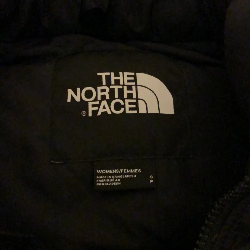 Jag säljer min the north face jacka, köpt här på Plick! Otroligt fin men den var lite för liten för mig. Inga defekter alls, utan som en helt ny jacka!. Jackor.