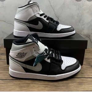 Jordans mid - Säljer dessa super snygga jordans mid white shadow. Stl 38. Är använda men sparsamt använda, skriv privat för bild!😌😌🥰obs inte mina på bilden!! Dom är använda men sparsamt använda!!