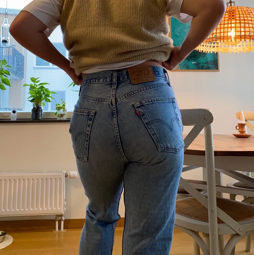 Levi’s jeans i storlek W 32 L 32.  Jeansen är i snyggblå färg med snygga avklippta byxben.. Jeans & Byxor.