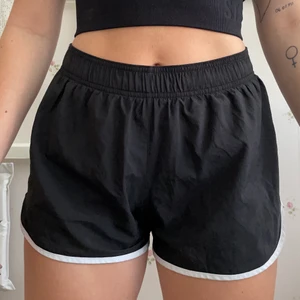 Träningsshorts  - Ett par tunna träningsshorts ifrån Victoria Secret sport🦋 köpta i Miami och mycket sparsamt använda! 