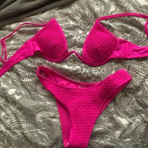 Badkläder - Säljer badkläder jag aldrig använt eftersom jag inte gillar dem. Köpte båda för 119kr men säljer för 50kr. Storlek S, köparen står för frakten💝