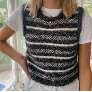 Zara stickad väst - Super snygg stickad väst från zara i nyskick, säljer eftersom den inte längre kommer till användning :( obs: lånad bild!!! Vid önskan om fler bilder är det bara att skriva till mig! 😸