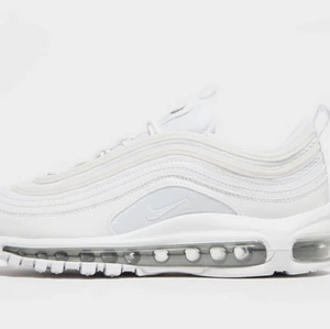 Nike air Max 97 - Säljer mina vita Nike air Max 97 som blev köpta nyligen. Endast använda 1 gång, små i storleken. Köparen står för frakten.
