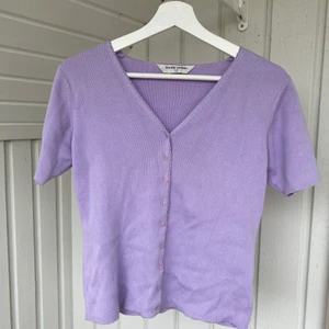 Lila topp - Köpt här på plick men kommer tyvärr it till användning längre. Jättefint skick. Storlek 40 men passar mig bra som har S/M. 70kr + frakt 💜
