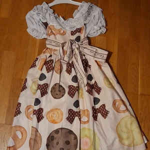 Lolita klänning - klänning 😎 nwt (new with tags) och perfekt skick men bandet man knyter runtom midjan ska ha nån fläck för att jag är klantig. går bort i tvätten. det är en jsk men blusen under ingår! 300kr och jag bjuder på frakten. Stretch där bak så passar typ alla