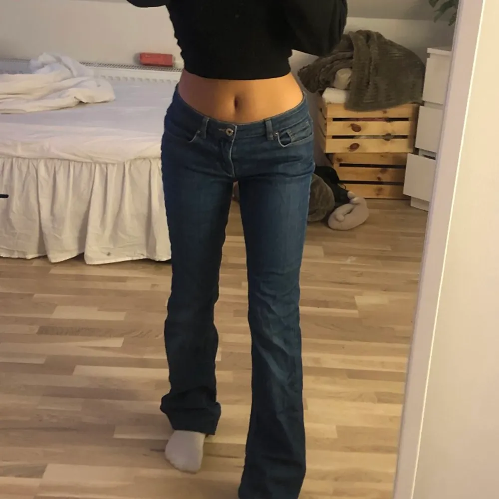 Säljer mina dolce&gabbana jeans då de är för långa på mig som är 162cm (har vikt upp dom på bilderna). De är köpta på secondhand. I storlek 29 men passar mig som brukar ha 28. Endast seriösa bud tack! . Jeans & Byxor.