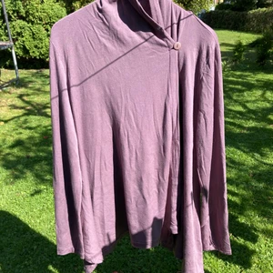 Beyond Yoga tröja/kofta stl L - Fantastisk tröja/kofta från Beyond Yoga, stl L. Kan bäras öppen eller igenknäppt med en knapp vid halslinningen. Använd enstaka gång.