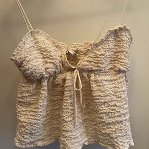 Linne från Zara - En super fin beige topp från Zara. Aldrig använd så linnet är i väldigt bra skick:) 