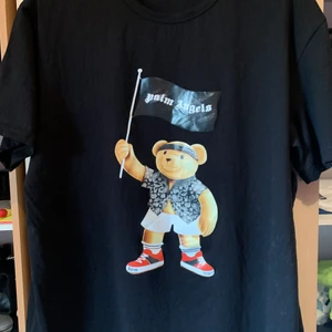 Palm angels  - Palm angels storlek XL fast jag som har L den passar bra på mig kan frakta den fast köparen står för frakten 