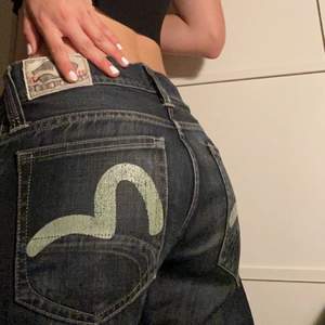 Evisu x Puma jeans💕 har använt flera gånger men är fortfarande i bra skick. Säljs om jag är nöjd med priset 