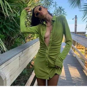 Grön klänning - Säljer denna supersnygga klänning eftersom där är för kort på mig (jag är 177). Aldrig använd. Kan mötas upp eller så står köparen för frakten!!!❣️