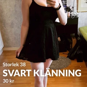 Somrig svart klänning  - Jättefin klänning med spets, likadan som den beigea jag postade innan denna. Båda är jättefina och vill man ha båda så kan man få dem för 50kr. Passar för dig som har storlek XS/S. Jag är osäker på fraktkostnaden men kan kolla upp vad det kostar exakt om så önskas. Hör gärna av dig om du har fler frågor ☀️