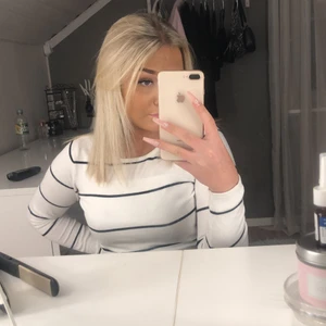 Randig tröja  - Säljer en basic randig tröja som tydligen blivit en trend nu ⚡️ Denna andvänds inte nu så tänker att den kan komma till användning till nån annan 💫💫 köp direkt för 100, skriv för fler bilder 