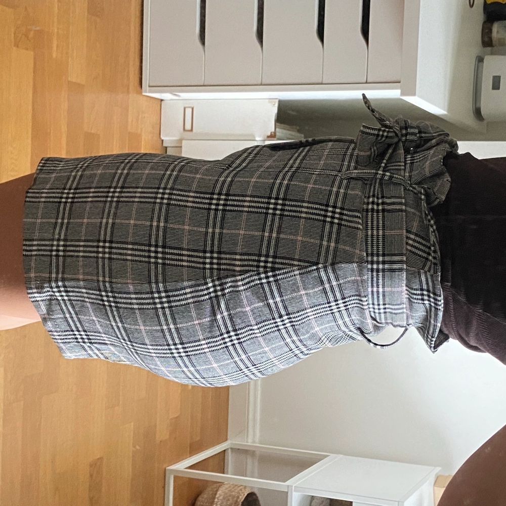 Snygg mini kjol från Bershka i storlek XS i mycket bra skick. Inköpt 2018 på Bershka affären i London, använd kanske 1-2 gånger. Säljer på grund av att det inte riktigt är min stil. Bandet går att ta av. . Kjolar.